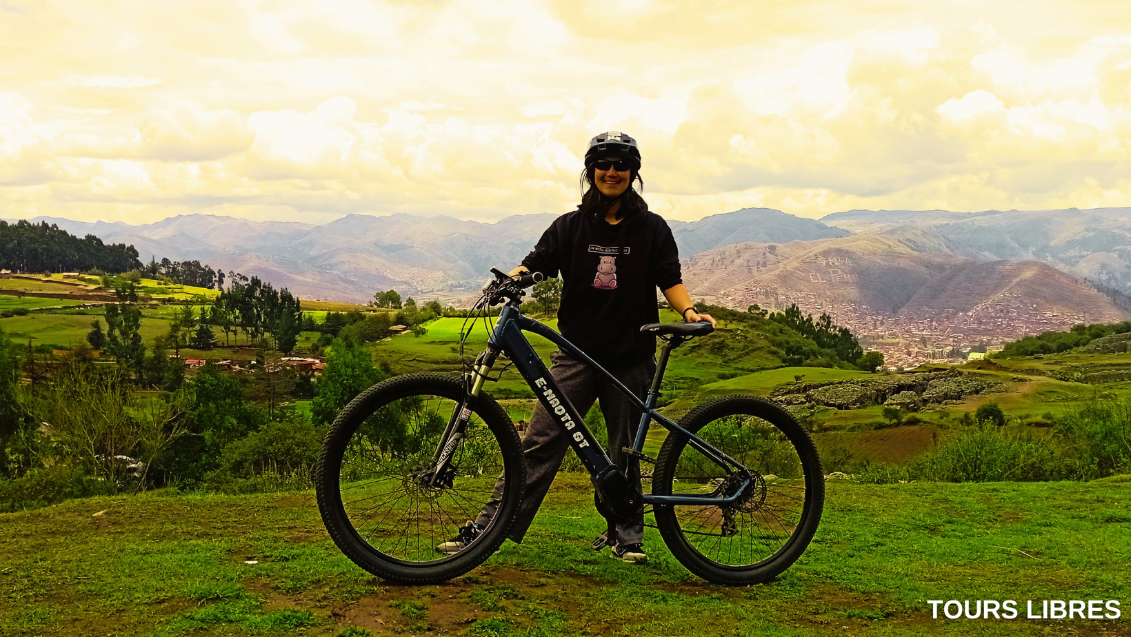 Ciclismo de montaña en Cusco en bicicleta electrica y normal
